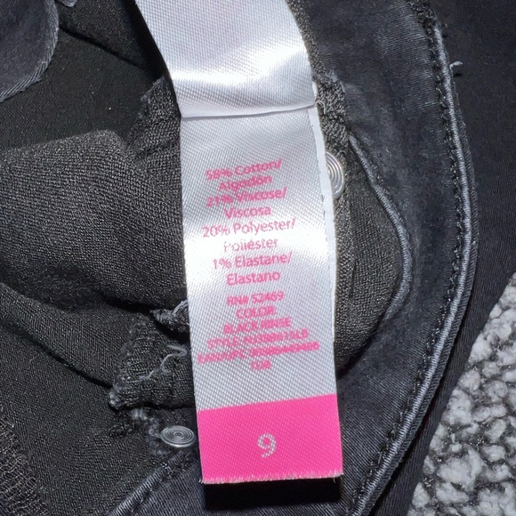 No boundaries Black jeans have stretch size 9 - Picture 5 of 7